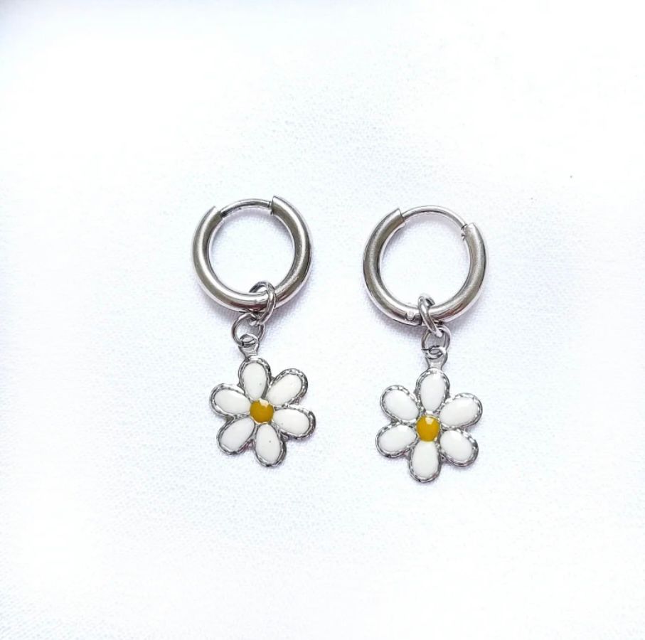 Argolinha com pingente de flor