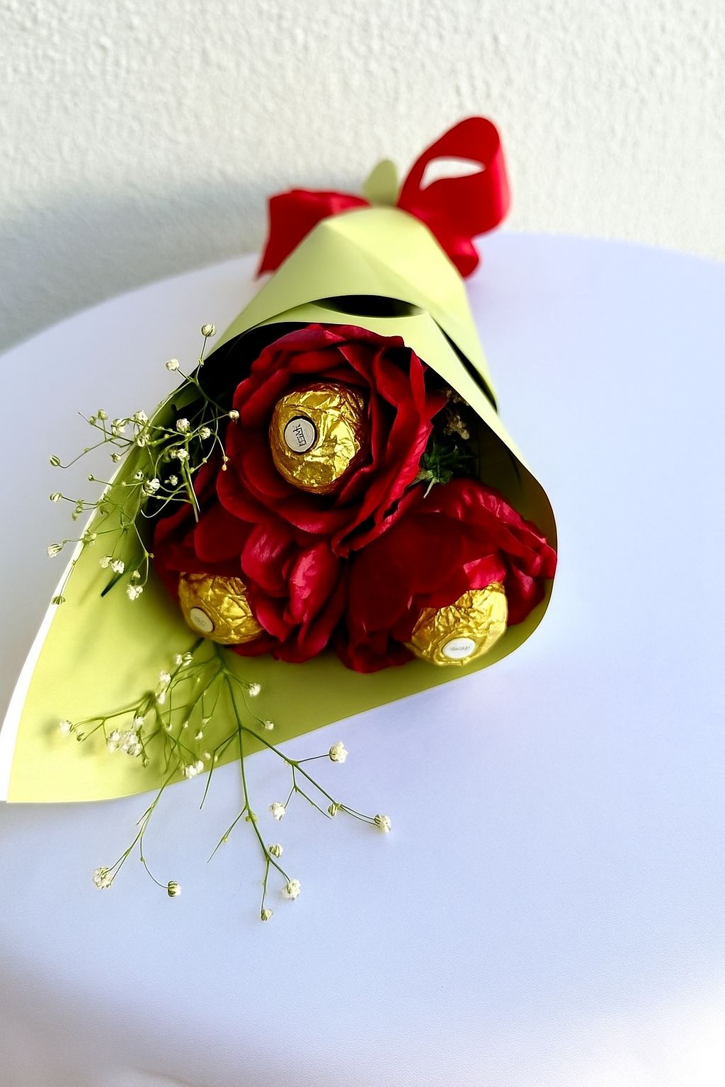 Buque 3 flores e 3 Ferrero Rocher