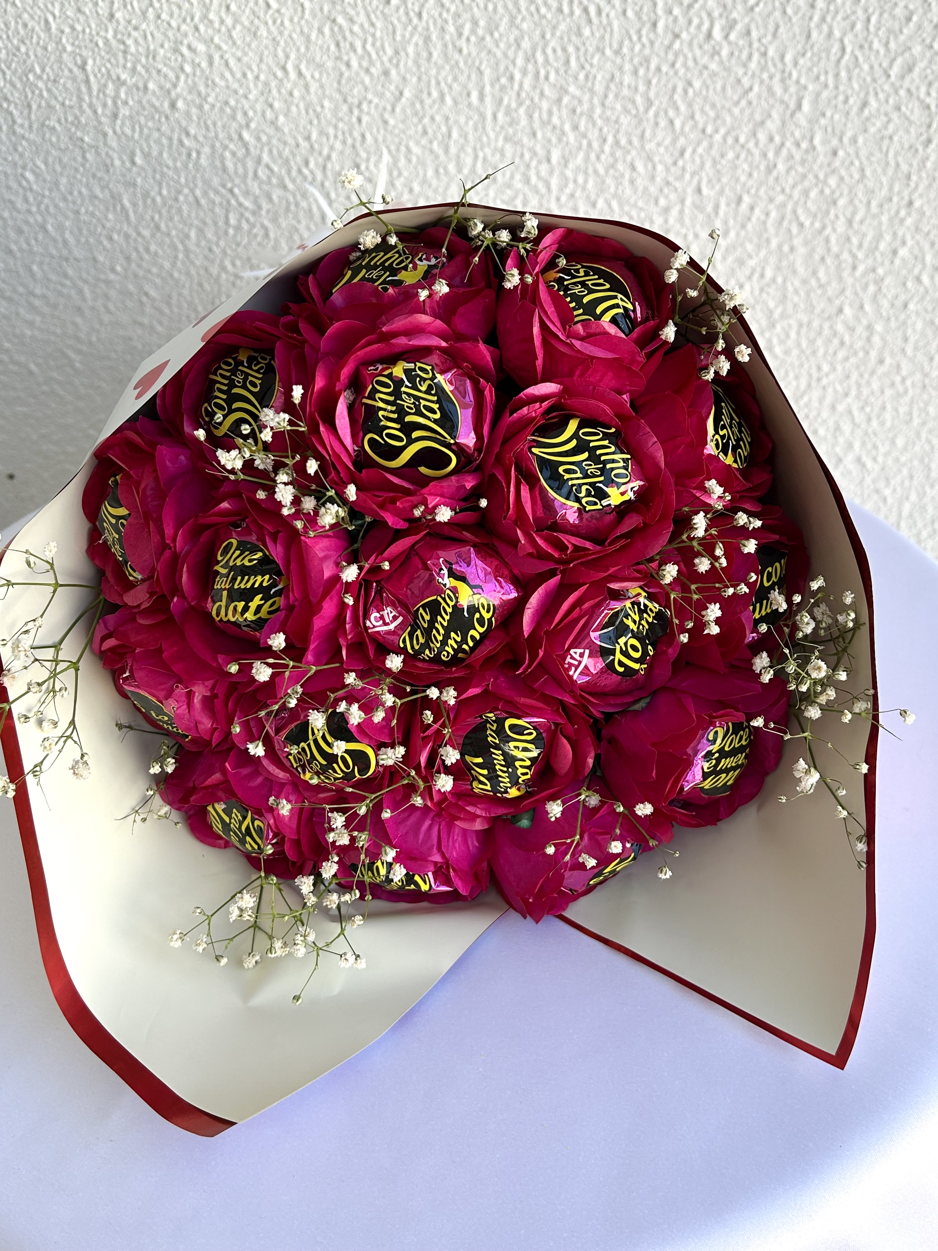 Buque 18 flores e 18 bombom sonho de valsa ou ouro branco