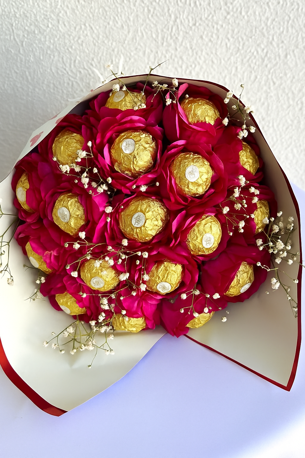 Buque 18 flores e 18 bombom Ferrero Rocher