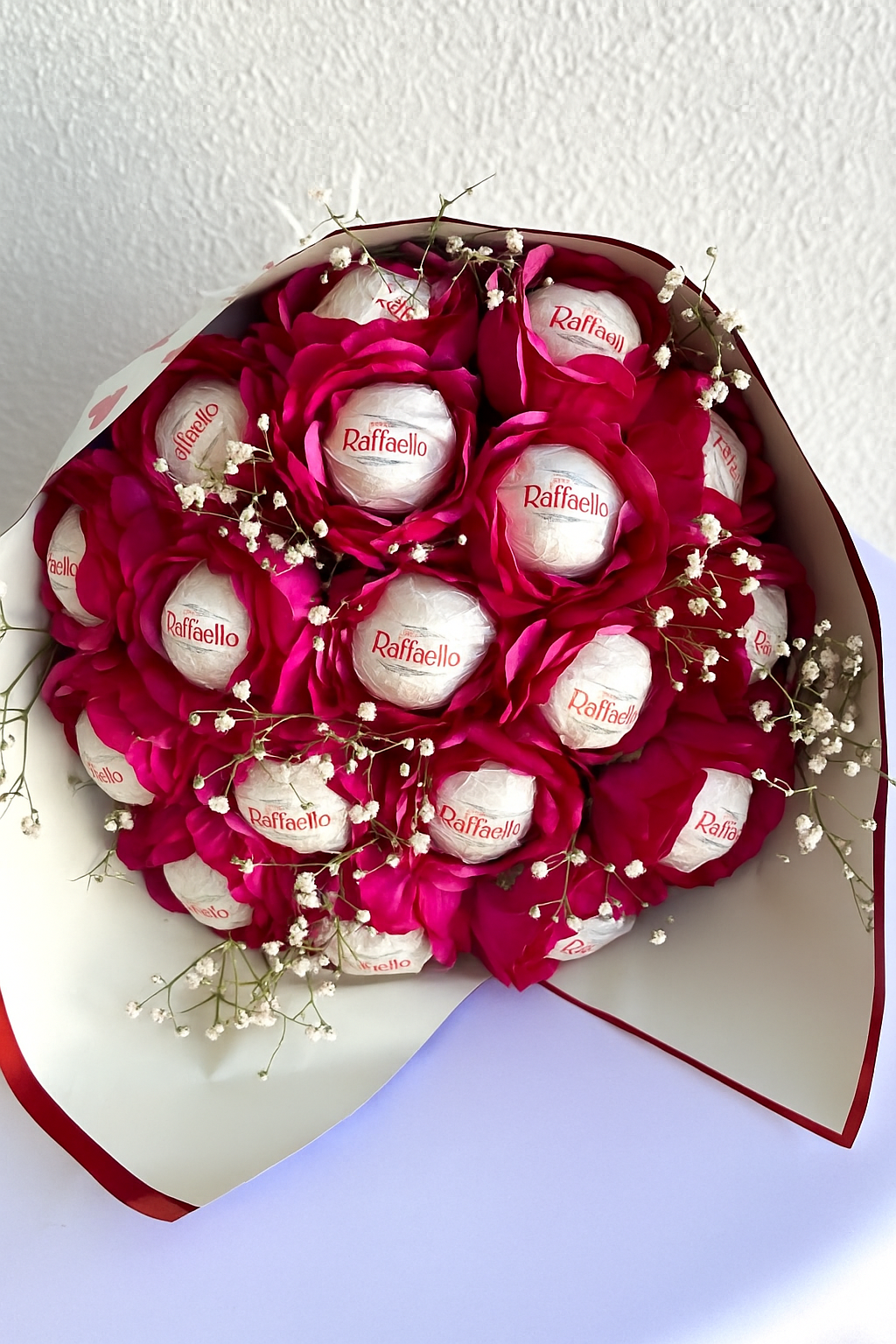 Buque 18 flores e 18 bombom Rafaello da Ferrero