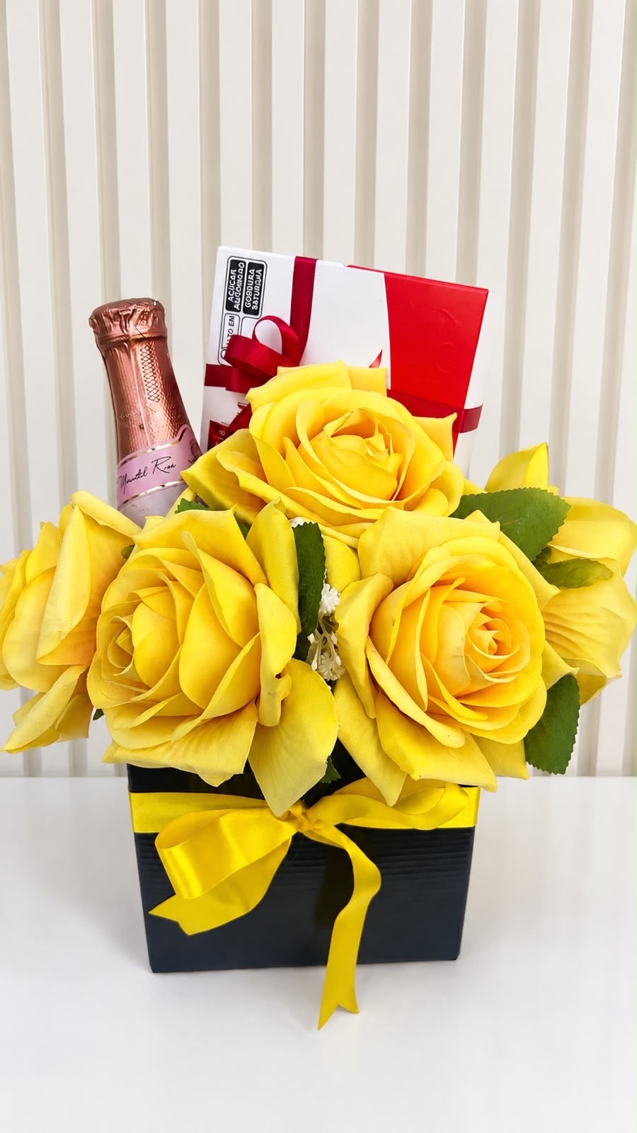 Arranjo Flores Aveludadas com Moscatel Rosé e Raffaello