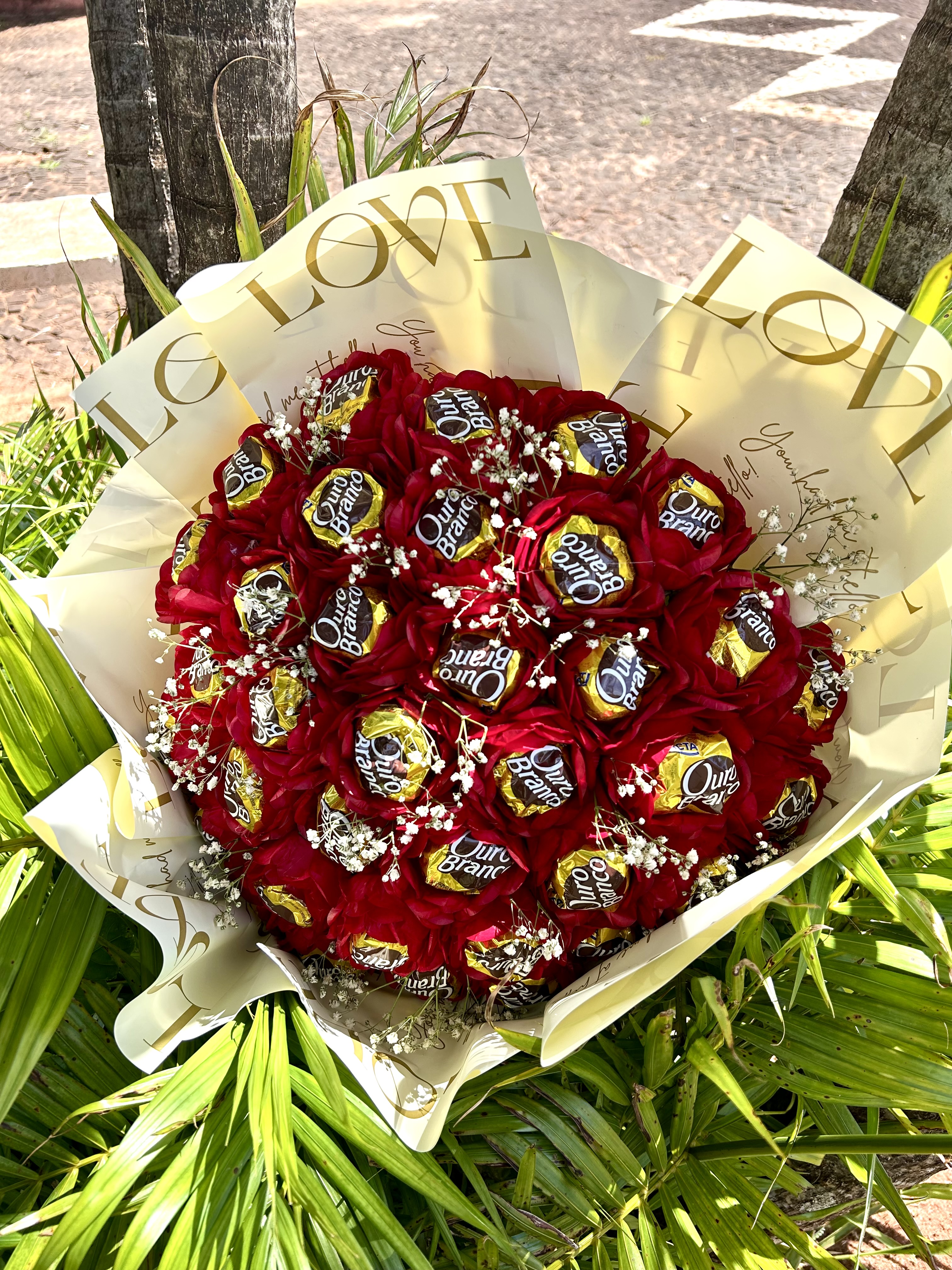 Buque gigante 35 flores e 35 bombom ouro branco ou sonho de valsa