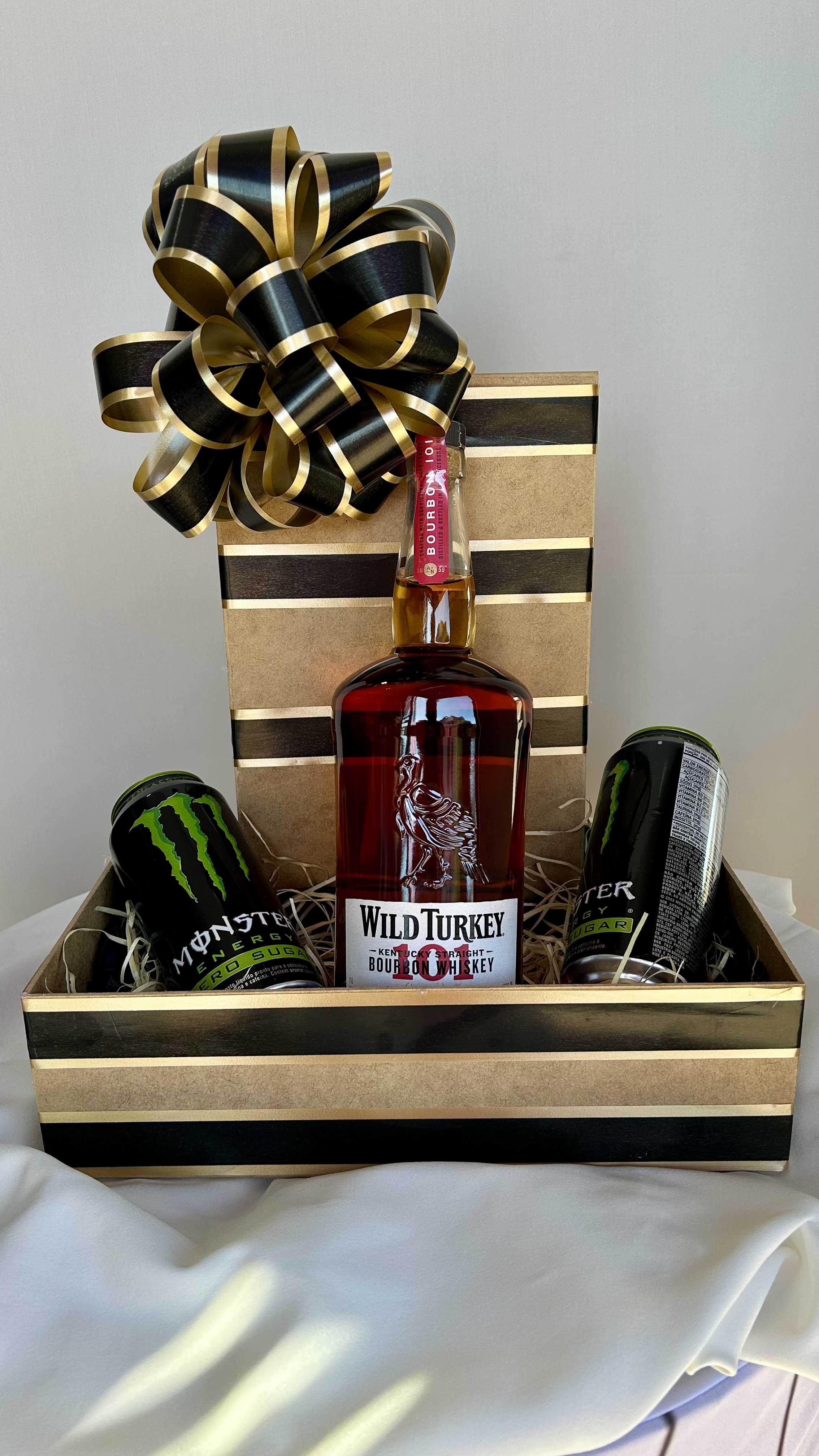 Cesta de bebida alcólica e energético.